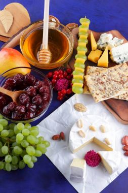 Peynir, camembert, ahşap masa, armut, Noel peynir, bal, Vişne Reçeli, Yeşil üzüm, koyu mavi arka plan, pop art, kırmızı meyveler, Meksika mutfağı, Hint Mutfak