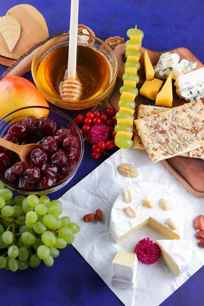 Peynir, camembert, ahşap masa, armut, Noel peynir, bal, Vişne Reçeli, Yeşil üzüm, koyu mavi arka plan, pop art, kırmızı meyveler, Meksika mutfağı, Hint Mutfak