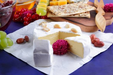 Peynir, camembert, ahşap masa, armut, Noel peynir, bal, Vişne Reçeli, Yeşil üzüm, koyu mavi arka plan, pop art, kırmızı meyveler, Meksika mutfağı, Hint mutfağı, sanat