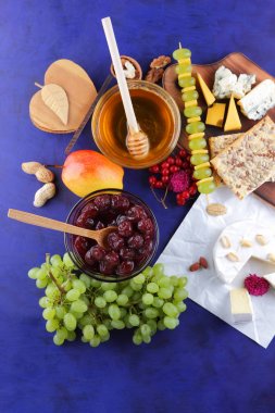 Peynir, camembert, ahşap masa, armut, Noel peynir, bal, Vişne Reçeli, Yeşil üzüm, koyu mavi arka plan, pop art, kırmızı meyveler, Meksika mutfağı, Hint mutfağı, sanat