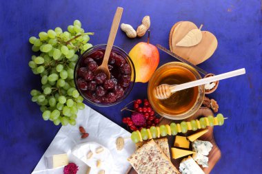 Peynir, camembert, ahşap masa, armut, Noel peynir, bal, Vişne Reçeli, Yeşil üzüm, koyu mavi arka plan, pop art, kırmızı meyveler, Meksika mutfağı, Hint mutfağı, sanat