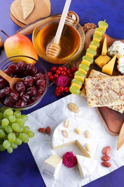 Peynir, camembert, ahşap masa, armut, Noel peynir, bal, Vişne Reçeli, Yeşil üzüm, koyu mavi arka plan, pop art, kırmızı meyveler, Meksika mutfağı, Hint mutfağı, sanat