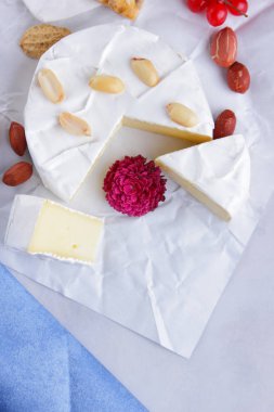 Beyaz arka plan, camembert, bir bardak süt, bal, beyaz arka plan, mavi peçete, pop art, kırmızı meyveler, Meksika mutfağı, Hint mutfağı, Fransız Kahvaltı, sanat ile Noel peynir peynir