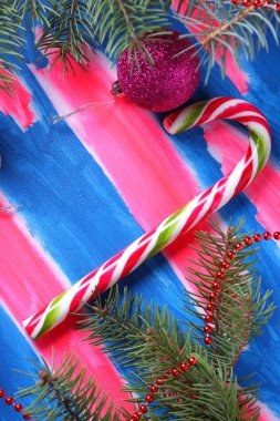 Noel, yeni yıl süslemeleri, oyuncaklar, ağaç dalları, yılbaşı hediye, renkli şeker, personel, Noel topları, mavi pembe renkli, pop art, retro tarzı, 2018