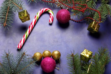 Noel, yılbaşı süsleri, hediye kutusu, yılbaşı ağacı, yılbaşı hediye, renkli şeker, personel, Noel topları, koyu mavi arka plan, pop art, retro tarzı, dalları 2018