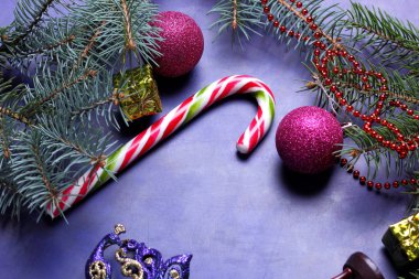 Noel, yeni yıl süslemeleri, saat, hediye kutusu, ağaç dalları, vintage ahşap saat, renkli şeker, kum saati, Noel topları, koyu mavi arka plan, pop art, retro tarzı, 2018