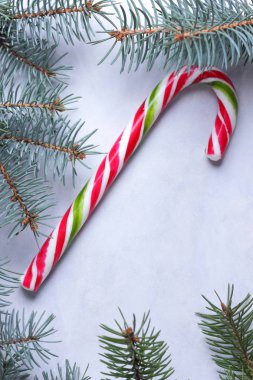 Noel, yeni yıl süsleri beyaz bir arka planda, hediye kutusu, şube bir Noel ağacı, renkli şeker, Noel topları, arka plan, pop art, retro tarzı, 2018 ışık