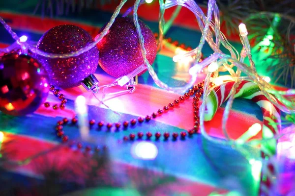 Рождество Новогодние Украшения Игрушки Ветви Елки Новогодние Подарки Красочные Конфеты — стоковое фото