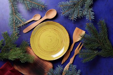 Noel, yeni yıl arka plan, Noel ağacı, ahşap masa, sarı plaka üzerinde koyu mavi arka plan, retro tarzı, minimalizm, pop sanat dalları