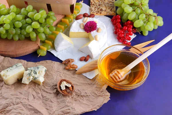 Peyniri, peynir ile kalıp, elma, Yeşil üzüm, bal, kartopu, fıstık, koyu mavi arka plan, pop art, retro tarzı, armut, sağlıklı gıda, kaşar parşömen kağıt, ahşap tahta üzerinde kırmızı meyveler