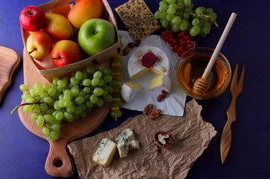 Camembert, kalıp, şenlikli Yemeği, elma, Yeşil üzüm, bal, kırmızı meyveler kartopu, fıstık, koyu mavi arka plan, pop art, armut, sağlıklı gıda, parşömen kağıt üzerine kaşar peynir