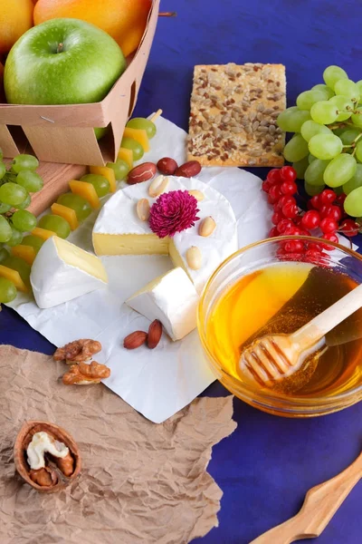 Camembert, kalıp, şenlikli Yemeği, elma, Yeşil üzüm, bal, kırmızı meyveler kartopu, fıstık, koyu mavi arka plan, pop art, armut, sağlıklı gıda, parşömen kağıt üzerine kaşar peynir