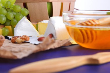 Camembert, kalıp, elma, Yeşil üzüm, bal, kırmızı meyveler kartopu, fıstık, koyu mavi arka plan, pop art, retro tarzı, armut, sağlıklı gıda, parşömen kağıt, sanat üzerine kaşar peynir