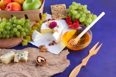 Camembert, kalıp, elma, Yeşil üzüm, bal, kırmızı meyveler kartopu, fıstık, koyu mavi arka plan, pop art, retro tarzı, armut, sağlıklı gıda, parşömen kağıt, sanat üzerine kaşar peynir