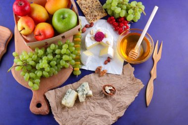 Camembert, kalıp, elma, Yeşil üzüm, bal, kırmızı meyveler kartopu, fıstık, koyu mavi arka plan, pop art, retro tarzı, armut, sağlıklı gıda, parşömen kağıt, sanat üzerine kaşar peynir