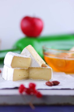 Peynir, camembert, tatlım, yeşil şişe, kırmızı meyveler, elma, armut, peynir Yeşil üzüm, fıstık, pembe çiçek, minimalizm, sağlıklı gıda, Fransız Kahvaltı, pop art, retro tarzı ile