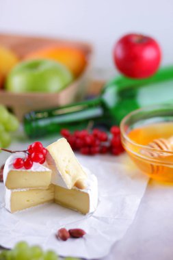 Peynir, camembert, tatlım, yeşil şişe, kırmızı meyveler, elma, armut, peynir Yeşil üzüm, fıstık, pembe çiçek, minimalizm, sağlıklı gıda, Fransız Kahvaltı, pop art, retro tarzı ile