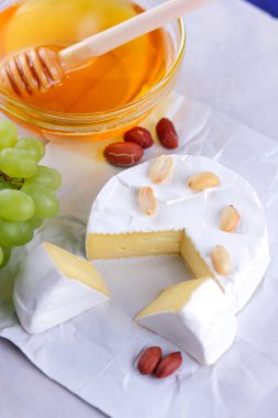 Tatlım, kırmızı çilek ve elma, Yeşil üzüm, fıstık ve pembe çiçek, sağlıklı gıda ile peynir, Fransız odaya retro tarzı ile brie peyniri