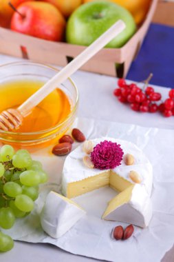 Tatlım, kırmızı çilek ve elma, Yeşil üzüm, fıstık ve pembe çiçek, sağlıklı gıda ile peynir, Fransız odaya retro tarzı ile brie peyniri