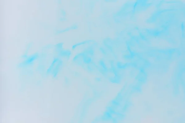 白色蓝色抽象背景在液体 蓝色简约背景 蓝色样式 轻的纹理为设计师 背景准备 污点在牛奶 — 图库照片