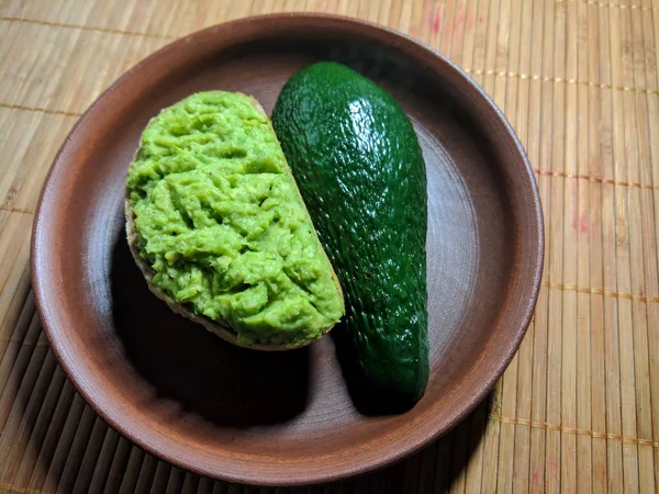 Sandwich Met Avocado Plakt Halve Avocado Een Kleiplaat Huisgemaakte Keuken — Stockfoto