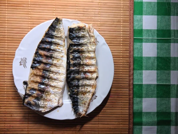 竹摊上烤的鱼 午餐吃鱼 简单的食物 顶视图 空旷的空间 简约的 家里厨房里的鱼 — 图库照片