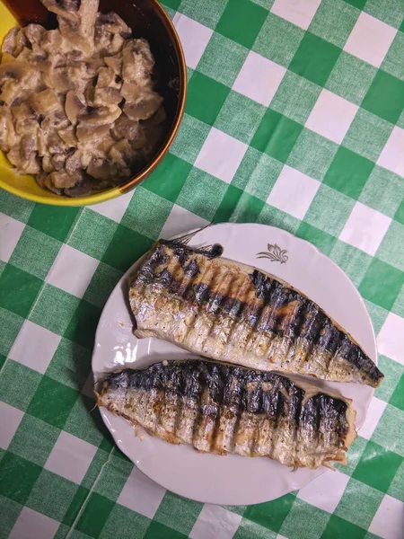 Grilled Mackerel Bamboo Stand Fish Stewed Mushrooms Sour Cream Lunch — 图库照片