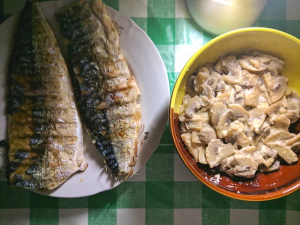 Grillad Makrill Bambu Stativ Fisk Med Stuvad Svamp Gräddfil För — Stockfoto