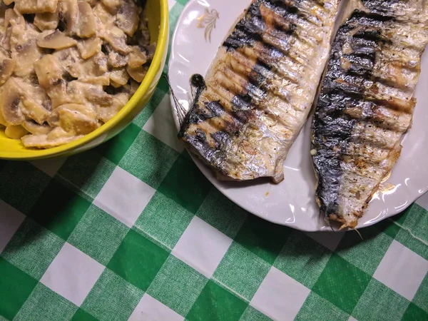 Caballa Parrilla Soporte Bambú Pescado Con Champiñones Guisados Crema Agria — Foto de Stock