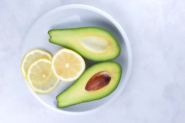 Avocat Tranches Citron Dans Une Assiette Blanche Sur Fond Blanc — Photo