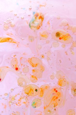 Çok renkli arka plan üzerinde bir sıvı yağ ile çok renkli petrol düştü bir pembe bir arka plan, kozmik holografik desen, Minimalizm, pop bir tasarımcı, sanat için sanat dokusu