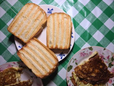 Sandviç ve sahanda yumurta pişirme ev, mutfak masada kahvaltı bir gün kapalı, Amerikan Gıda, ızgara sandviç