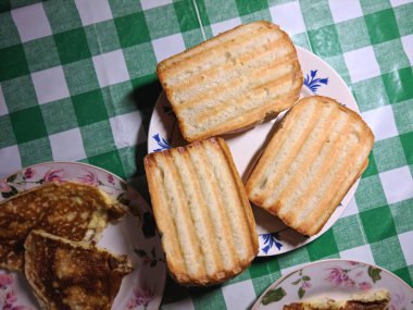 Sandviç ve sahanda yumurta pişirme ev, mutfak masada kahvaltı bir gün kapalı, Amerikan Gıda, ızgara sandviç