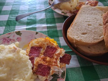 Sahanda yumurta ile sosis, patates püresi ve ekmek tablo, Amerikan kahvaltı, ana yemek, iştah açıcı