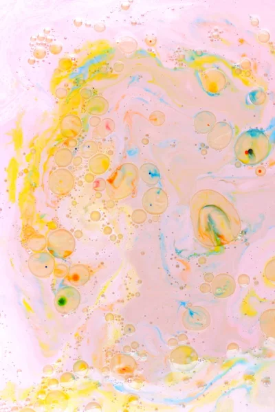 Abstrakter Mehrfarbiger Hintergrund Auf Einer Flüssigkeit Mit Bunte Öltropfen Auf — Stockfoto