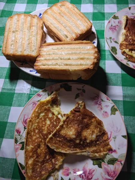 Sandwiches Und Rührei Auf Dem Küchentisch Hausmannskost Frühstück Einem Freien — Stockfoto