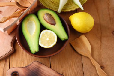 Avokado, limon ve armut ahşap zemin, sarı plaka ile armut dilimleri, ahşap tahta ve kutusu, avokado retro tarzı, ahşap arka plan ile meyve dilimlenmiş