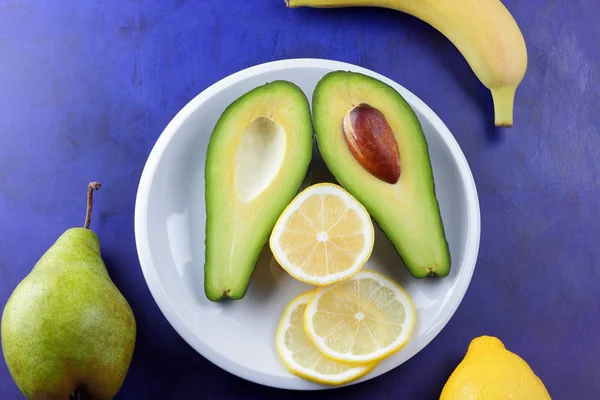 Aguacate Plátano Limón Pera Verde Plato Blanco Frutas Tropicales Fondo —  Fotos de Stock