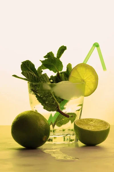 Коктейль Льдом Мятой Лайм Лимон Освежающий Напиток Тонизирующим Напитком Стакан — стоковое фото