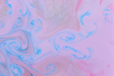 Çok renkli arka plan üzerinde süt, kozmik holografik model, minimalizm, pop art doku tasarımcı için sıvı, çok renkli lekeleri üzerinde boya ile