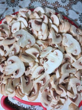 Gemide, dilimlenmiş mantar pişirme, mantar ev mutfak, retro tarzı, Amerikan yemekleri, vejetaryen yemek önce petrol