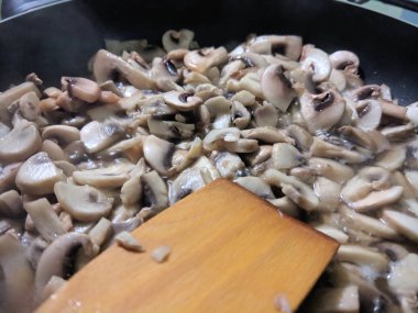 Dilimlenmiş mantar mantar bir tavada kızartma tavada kızarmış, mantar hazırlanan ev mutfak, retro tarzı, Amerikan yemekleri, vejetaryen yemek