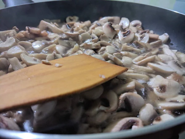 슬라이스 버섯은 프라이팬 프라이팬에 복고풍 스타일 준비가 — 스톡 사진