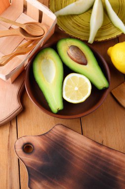 Avokado, limon ve bir ahşap arka plan, sarı plaka armut dilimleri, ahşap tahta ve kutusu, retro tarzı, ahşap arka plan ile meyve, dilimlenmiş avokado ile armut sanat