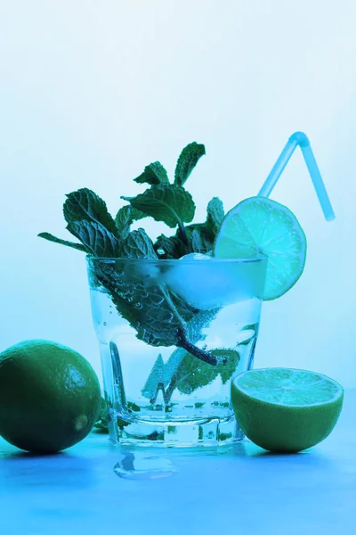 鸡尾酒与石灰 柠檬和薄荷 清凉饮料色调 透明饮料与冰 流行艺术饮料 — 图库照片