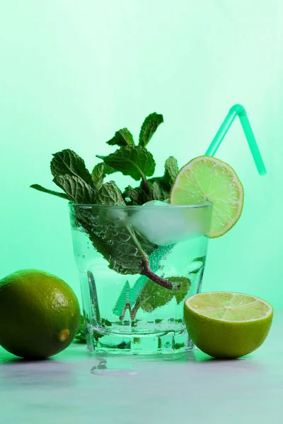 Cóctel Con Lima Limón Menta Bebida Fresca Tonificación Bebida Transparente —  Fotos de Stock