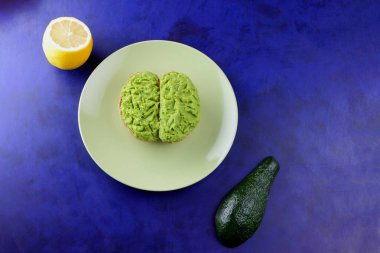 Avokado ve limon, sandviç yayılan ultraviyole arka planda, yeşil ile yapılan avokado, yarım limon, vejetaryen yemek, pop art, Latin Amerika mutfağı ile ekmek, yeşil plaka üzerinde avokado Yapıştır