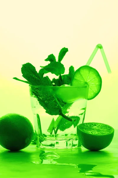 Mojito Met Limoen Citroen Munt Cocktail Met Ijs Een Glazen — Stockfoto