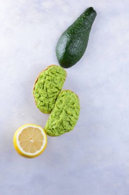 Avokado, limon ve beyaz arka planda, yarısı yeşil avokado ve limon, avokado Yapıştır sandviçle kopyalama alanı, avokado, egzotik meyveler, vegan diyet gıda, makarna sandviçle Meksika mutfağı