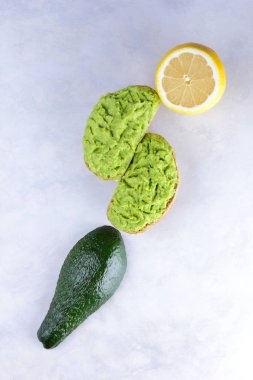 Avokado, limon ve beyaz arka planda, yarısı yeşil avokado ve limon, avokado Yapıştır sandviçle kopyalama alanı, avokado, egzotik meyveler, vegan diyet gıda, makarna sandviçle Meksika mutfağı